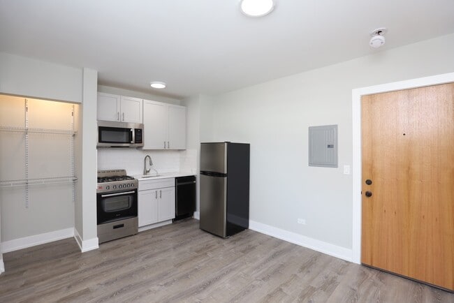 Building Photo - 545 W Belmont Ave