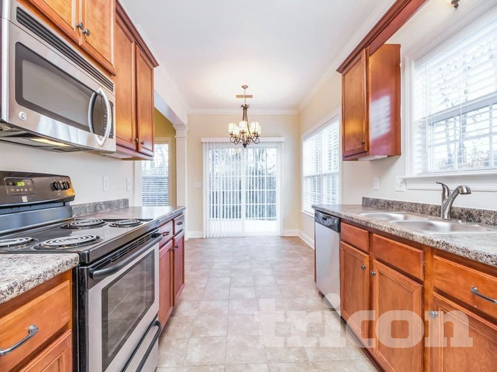 Building Photo - 1527 Dewsbury Dr