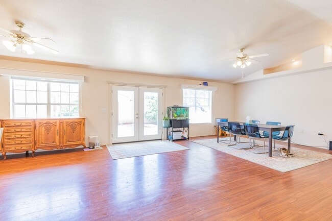 Building Photo - Conveniently located 3 Bedroom, 2 bath
