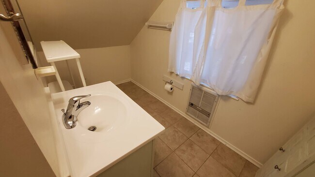 Building Photo - LONG-TERM RENTAL: Great Cedar Flat Home with Carport & Gas Fireplace!