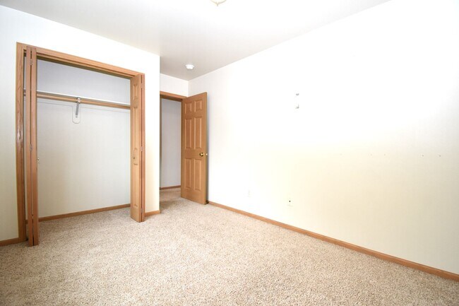 Building Photo - Townhouse Style 3 Bedroom 1.5 bathroom apartment in central Bozeman.  Great Central Location.