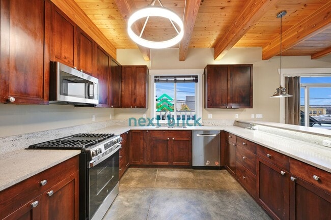 Building Photo - Stunning 2BR and 3BA single family with la...