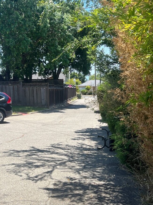 Building Photo - 3 bedrooms, 2 full bathrooms near CV high! Available now!