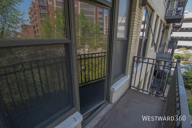 Building Photo - 811 W Eastwood Ave