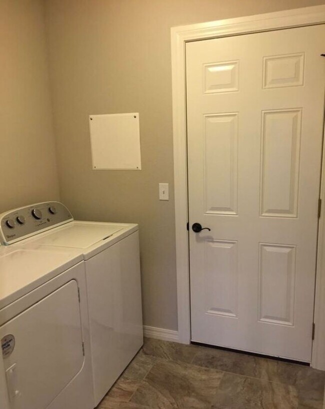 Building Photo - BEAUTIFUL HOME IN GREAT LOCATION!