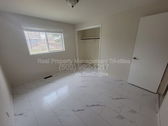 Building Photo - 3704 S Vancouver St