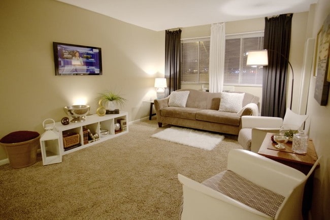 Building Photo - West Broad Plaza