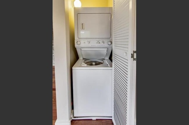 Building Photo - 1257 W Roscoe St