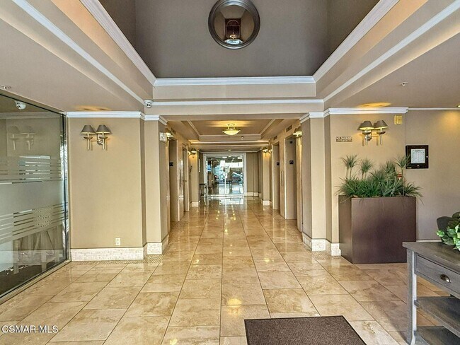 Building Photo - 620 S Gramercy Pl
