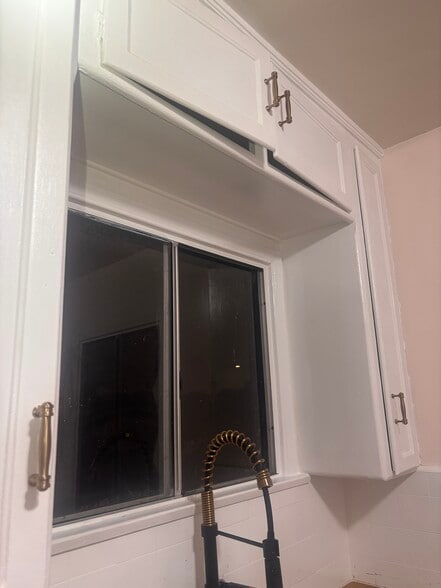 Building Photo - 3059 E 5th St