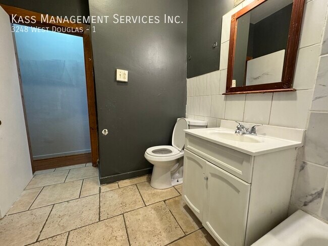 Building Photo - Douglas Boulevard,  Spacious 4 bed 2 bath,...