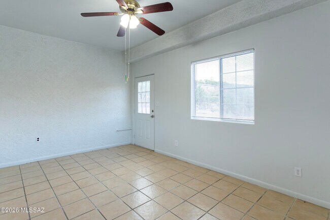 Building Photo - 392 Falcon Ct