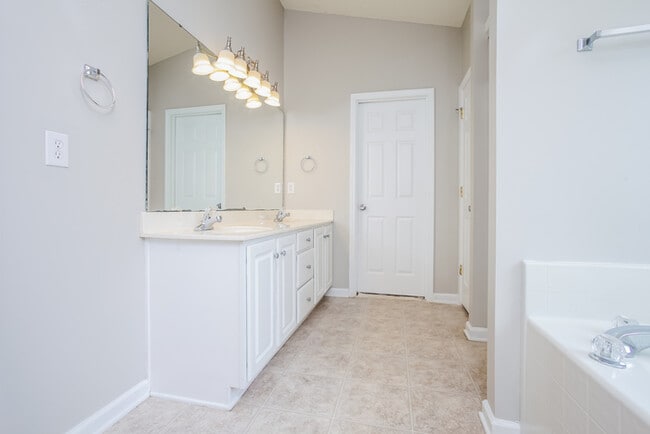 Building Photo - Charming Lexington Home