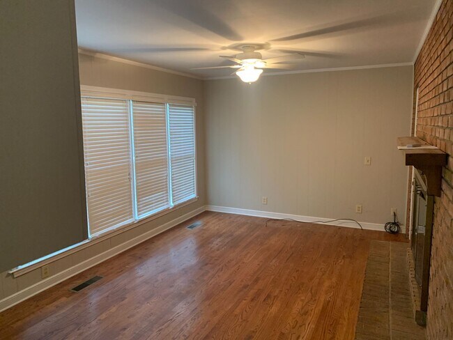 Building Photo - Charming 4B/3.5B Home!