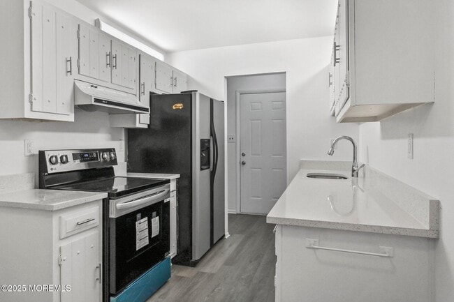 Building Photo - 120 Amberly Dr