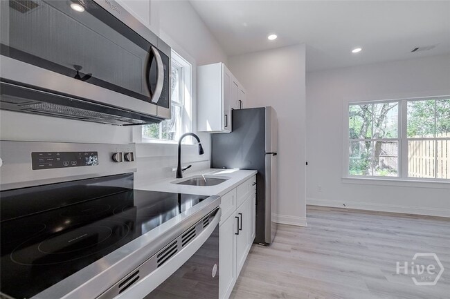 Building Photo - 1619 Le Grand St