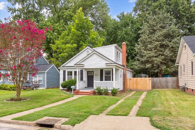 Building Photo - "Charming 3-Bedroom Retreat with 2 Full Baths in Hampton – Spacious 1494 Sq Ft Gem!"