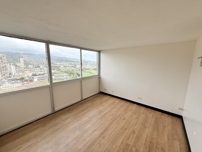 Building Photo - 2211 Ala Wai Blvd