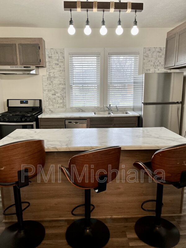 Building Photo - 924 Sherman Ave