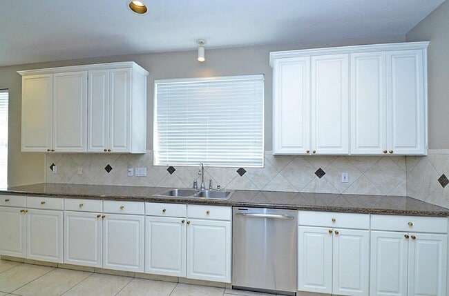 Building Photo - 523 Crestridge Dr