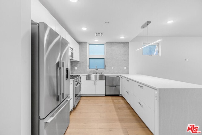 Building Photo - 2000 Beachwood Dr