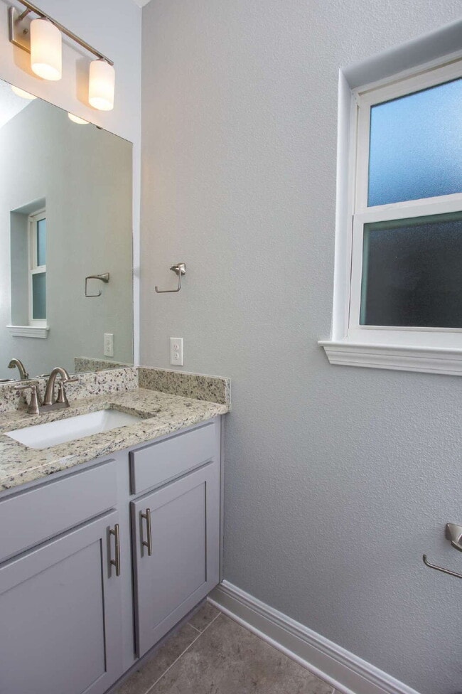 Building Photo - Great location! One block from DeVillier's Square and walking distance to Palafox.