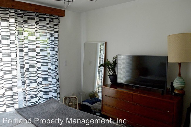 Building Photo - 3220 SE 67th Ave