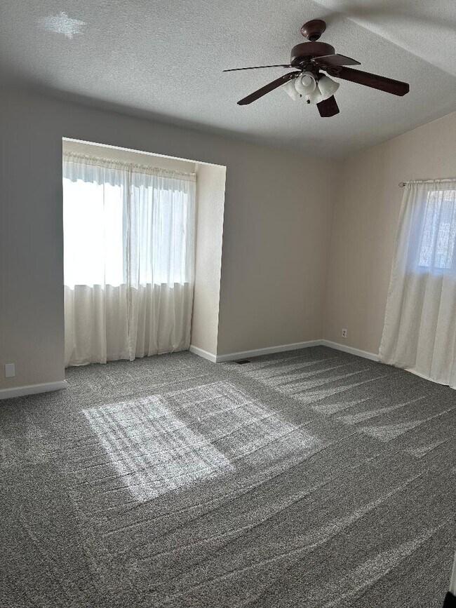 Building Photo - 1325 Oak Ridge Dr