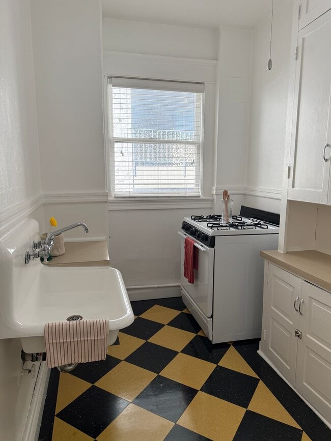 Building Photo - 2190 W Burnside, #307
