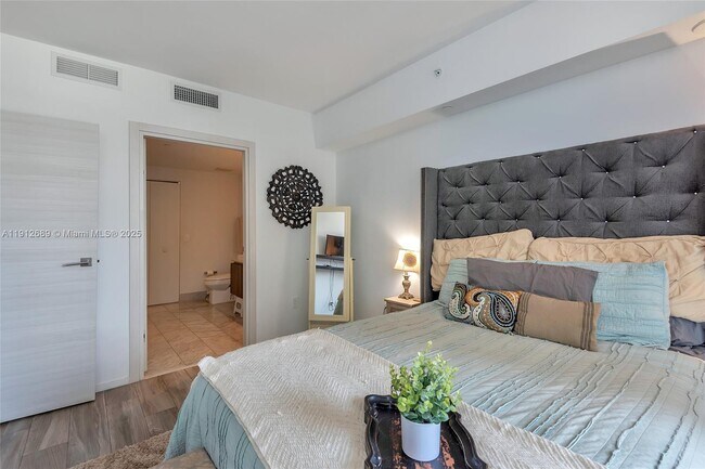 Building Photo - 801 S Miami Ave