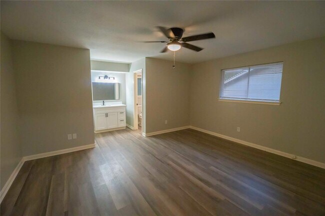 Building Photo - 3318 Kentwood Dr