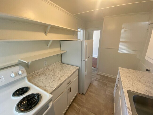 Building Photo - Great 2BR/1B Apartment in Historical House!