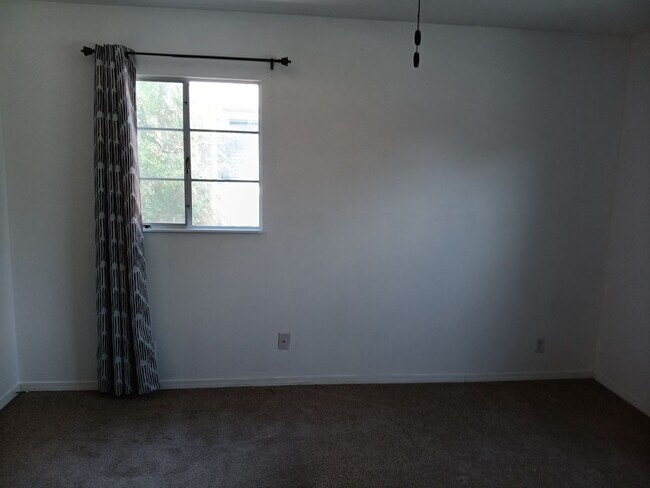 Building Photo - 3 Bedroom, 2-Bathroom in the NE Heights, C...