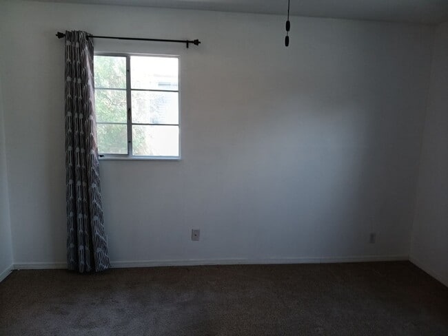 Building Photo - 3 Bedroom, 2-Bathroom in the NE Heights, Close to Everything.