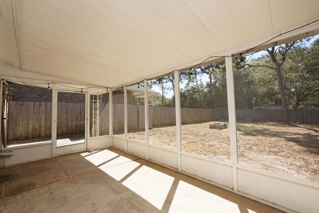 Building Photo - 4 Bedroom Home in Valparaiso- Near Eglin AFB