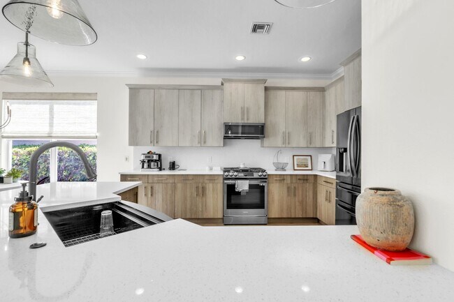 Building Photo - Stunning 5 bed Pool Home - Country Club