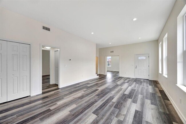 Building Photo - 912 E 20th Ave