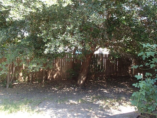 Building Photo - 208 Juniper Dr