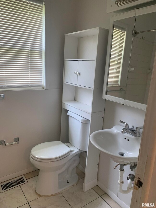 Building Photo - 6411 N Randwick Rd