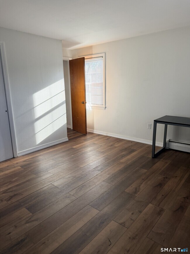 Building Photo - 5 Grandview Dr