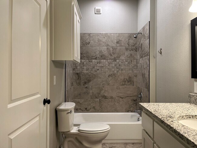 Building Photo - The Courtyard Lofts ~ Two Bedroom Apartment