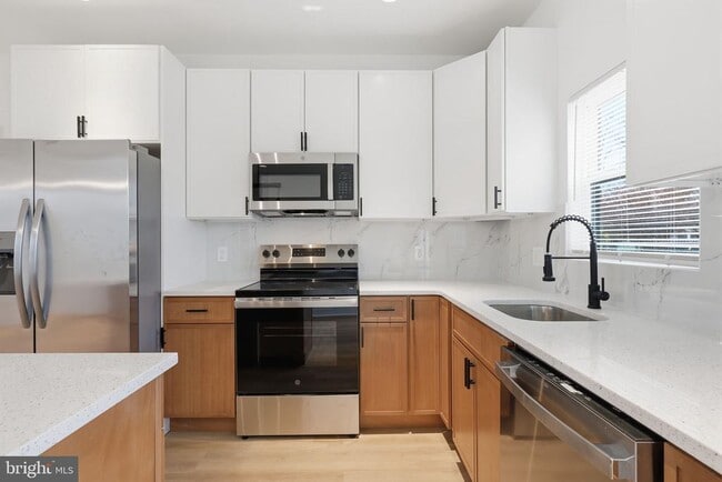 Building Photo - 65 Oaktree Dr