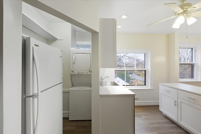 Building Photo - 1507 Dobson St