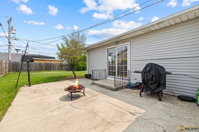 Building Photo - 204 E Dickens Ave