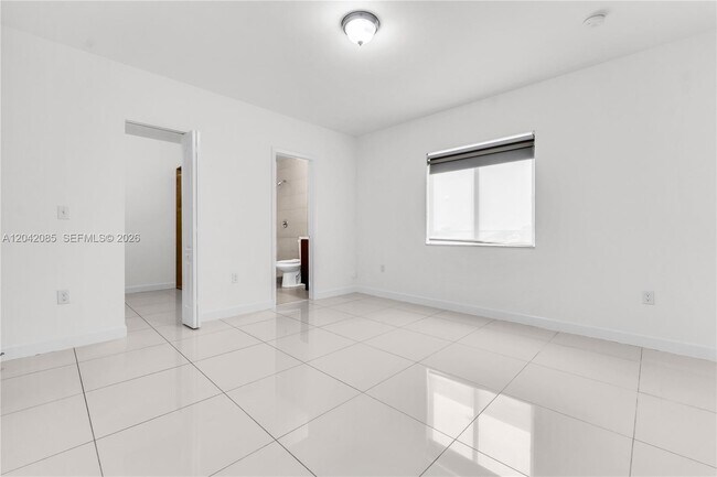 Building Photo - 1029 SW 11th Ave