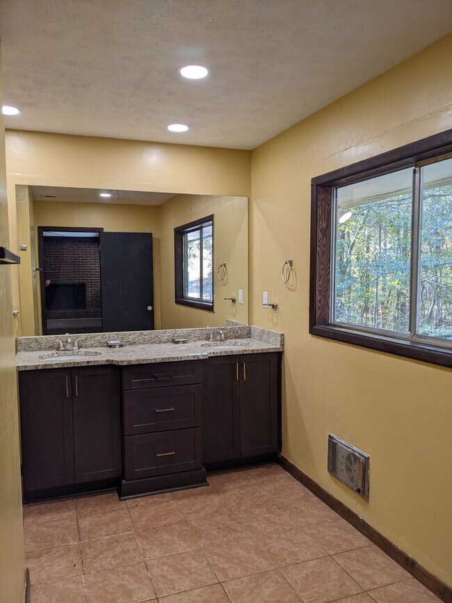 Building Photo - 163 Old Norton Rd