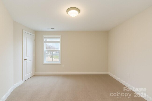 Building Photo - 3204 Glenn Hope Way