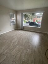 Building Photo - 916 Bautista Dr