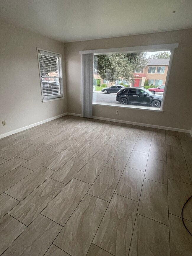 Building Photo - 916 Bautista Dr