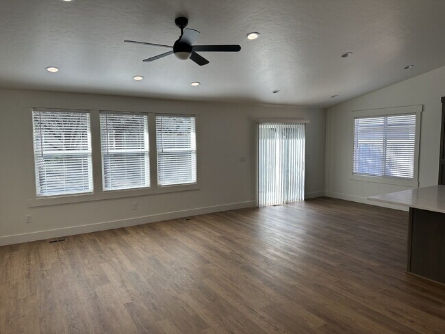 Building Photo - "Charming 3-Bedroom Oasis with Granite Touches in Meridian!"